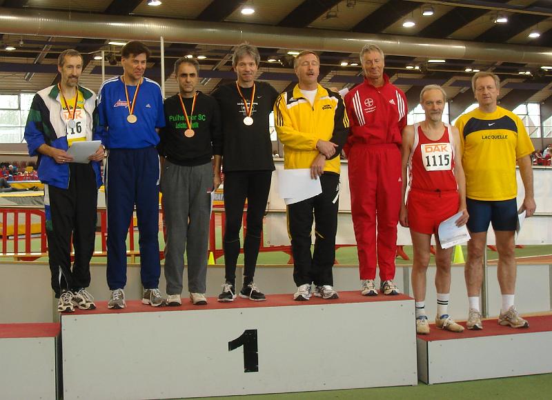 Hoch_M55_DSC07230.jpg - Der Sieg mit 1,72m war unumstritten, Platz 2 gab es für 1,62m und Klaus und Said bezwangen beide 1,59m im ersten  Versuch und freuten sich über die Bronzemedaille.Beim Plausch auf dem Podest staunte Klaus nicht schlecht, als er von der 2,15m Bestleistung von Said aus früheren Tagen erfuhr.